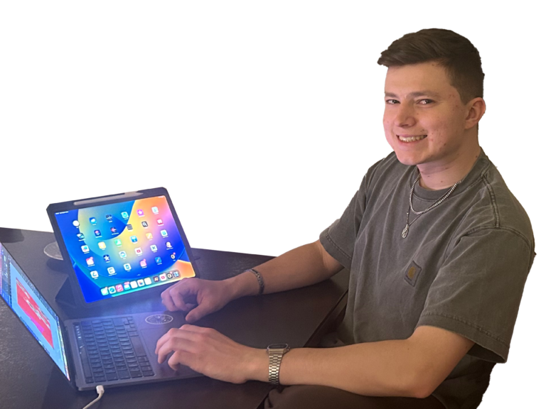 Mann sitzt vor einem Computer